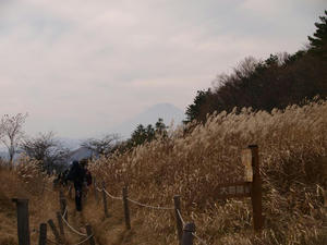 うっすらと富士山。ちっぽけな我々を厳しく見つめているようだ。