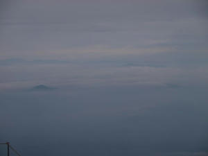 雲海と遠くの山々