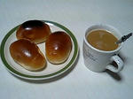ホットコーヒーにロールパン