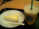 グランデ モカフラペチーノとニューヨークチーズケーキ