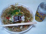 焼きそばにビール