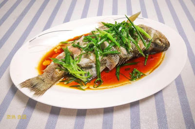 蒸した魚に塩と酒を加えるだけではなく、柔らかく、ジューシーでスパイシーに仕上げるための正しい方法をシェフが教えてくれます。