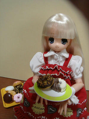 私のオヤツをおすそ分け・・・って後ろの全部食べる気？！