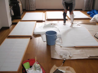 障子施工中
