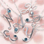 18KWG ワンポイントブルーダイヤ付きイニシャルペンダント。（Libra Mark Jewelry）