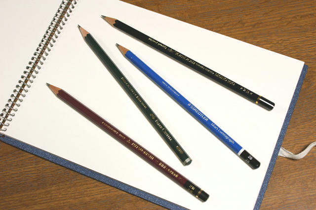 世界の鉛筆四種勢ぞろい