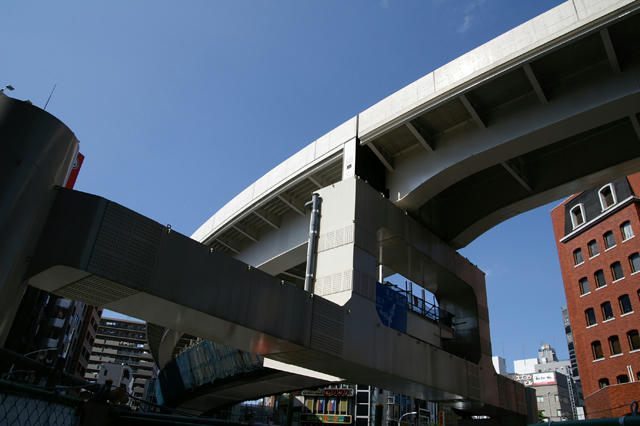 東京には空がない