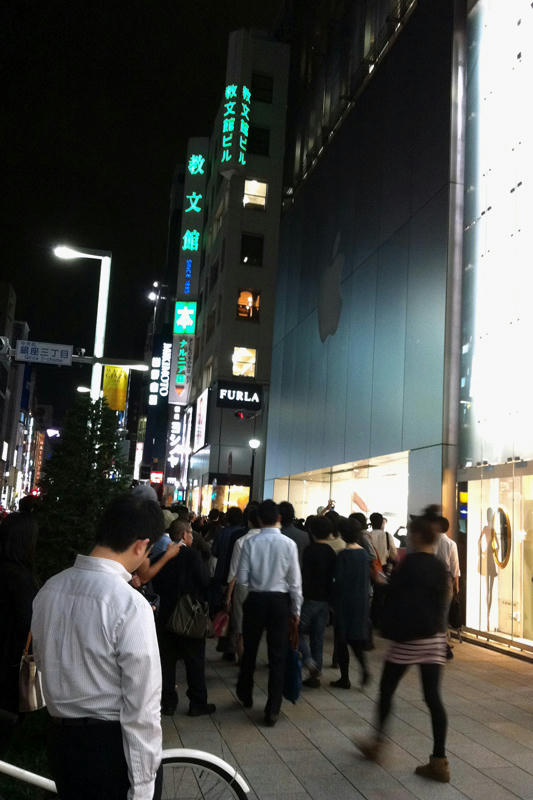 アップルストアの前を素通りして1