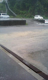 車が通るとすごい水しぶきが…