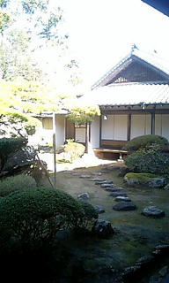 入ってすぐのお庭。