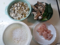 きりたんぽ鍋野菜切る