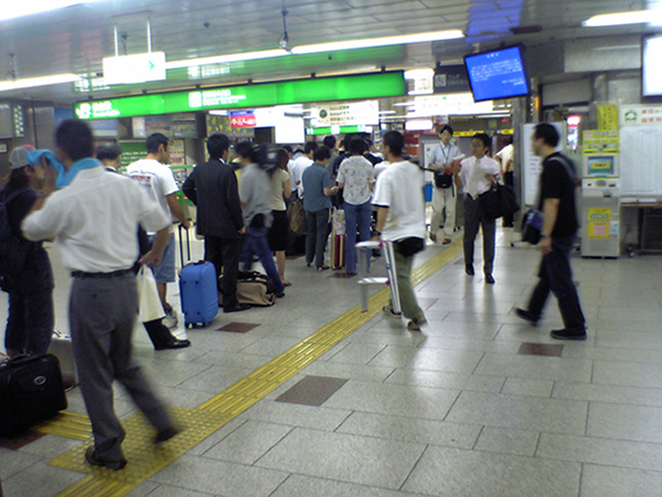 地震翌日の仙台駅新幹線用改札口・ＡＭ５：００過ぎ