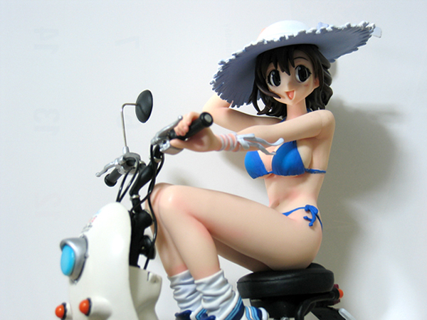 白い原付で海へ向かう、青い水着の女の子」｜HYBRID SENSES @ BLOG