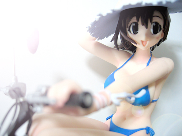 白い原付で海へ向かう、青い水着の女の子」｜HYBRID SENSES @ BLOG