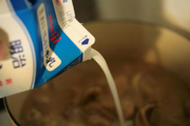 牛乳を入れて煮込む