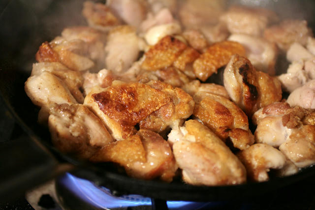 鶏肉をソテーする