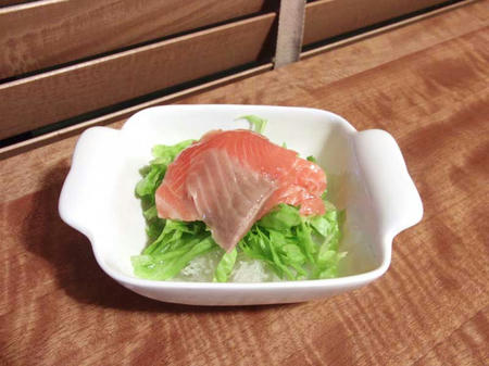 サーモン刺身 しっぽがぷるぷる 手作り犬ごはん