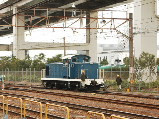 B機に変わって積極的に入換をするD50-6。
