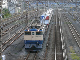 鶴見を通過するEF65-1041(髙)牽引の5692レ。