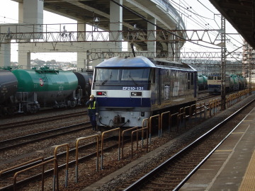 根岸で5569レの入換を行う岡山機関区のEF210。