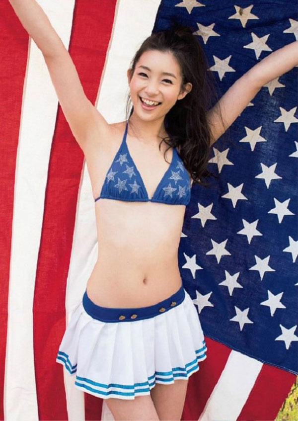 足立梨花 グラビア