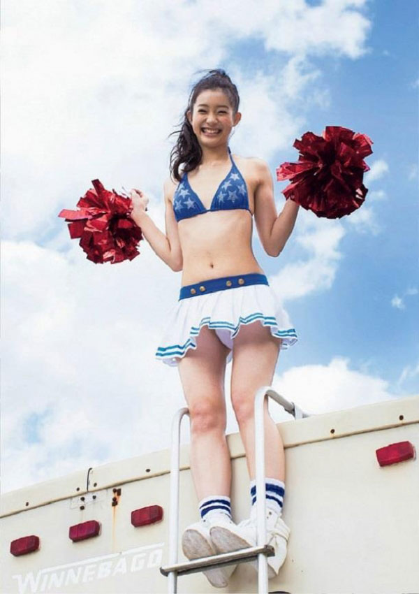 足立梨花 グラビア