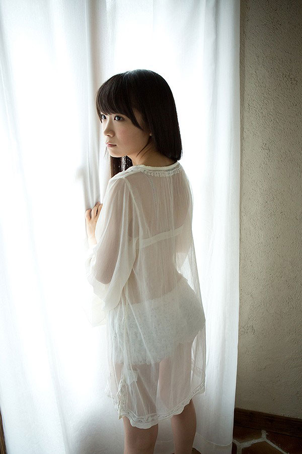 秋元真夏 グラビア