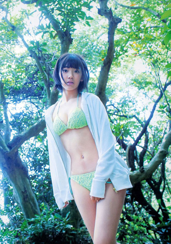 宮脇咲良 グラビア