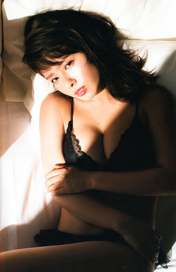 山田菜々 グラビア