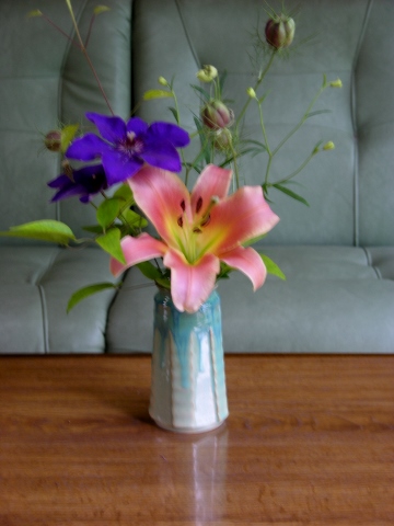 花瓶挿しのクレマチス 小さな庭の花になごむ