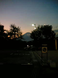 夕暮れ時の富士山
