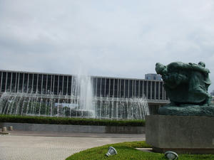 090816平和記念公園入口にて