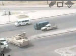 戦車で車を潰す