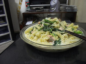 久々の作る晩飯がパスタってどうよ? サケと野菜のクリームソースパスタ