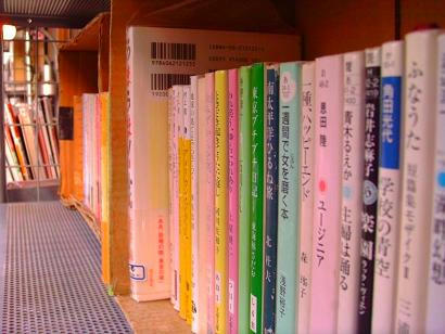 茶色くなってゆく古本に惹かれる。