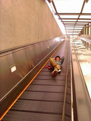 長いエスカレーターがあると、つい。