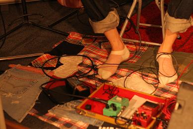 マットの素材はそれぞれの着なくなった洋服たち。