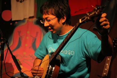 バンジョーを必死にチューニング中。