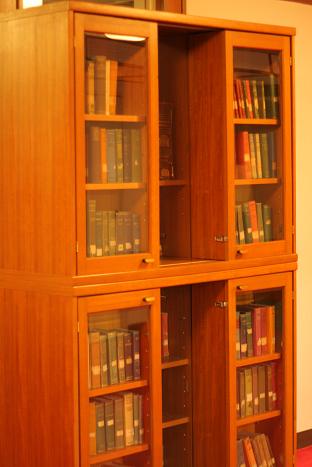 昔々の本がたくさん。