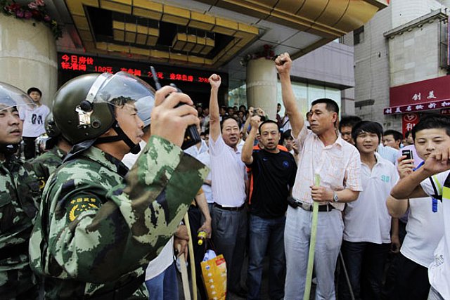 中国の武装警察は中国人暴徒と大の仲良し。ウイグル人を暴行し、いっしょに気勢を上げる