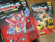 TF当時物。パワーグライド＆ハブキャップ。ヘンテコだけど味のあるイラストと背景のグラデーション＆グリッド。このデザインが記憶に刷り込まれている人は数多いと思われ。これこそ「TFの玩具」を感じさせるパッケージですよね？