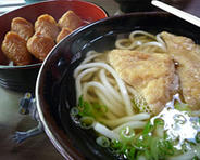 稲荷大社できつねうどん＆おいなりさんを食す