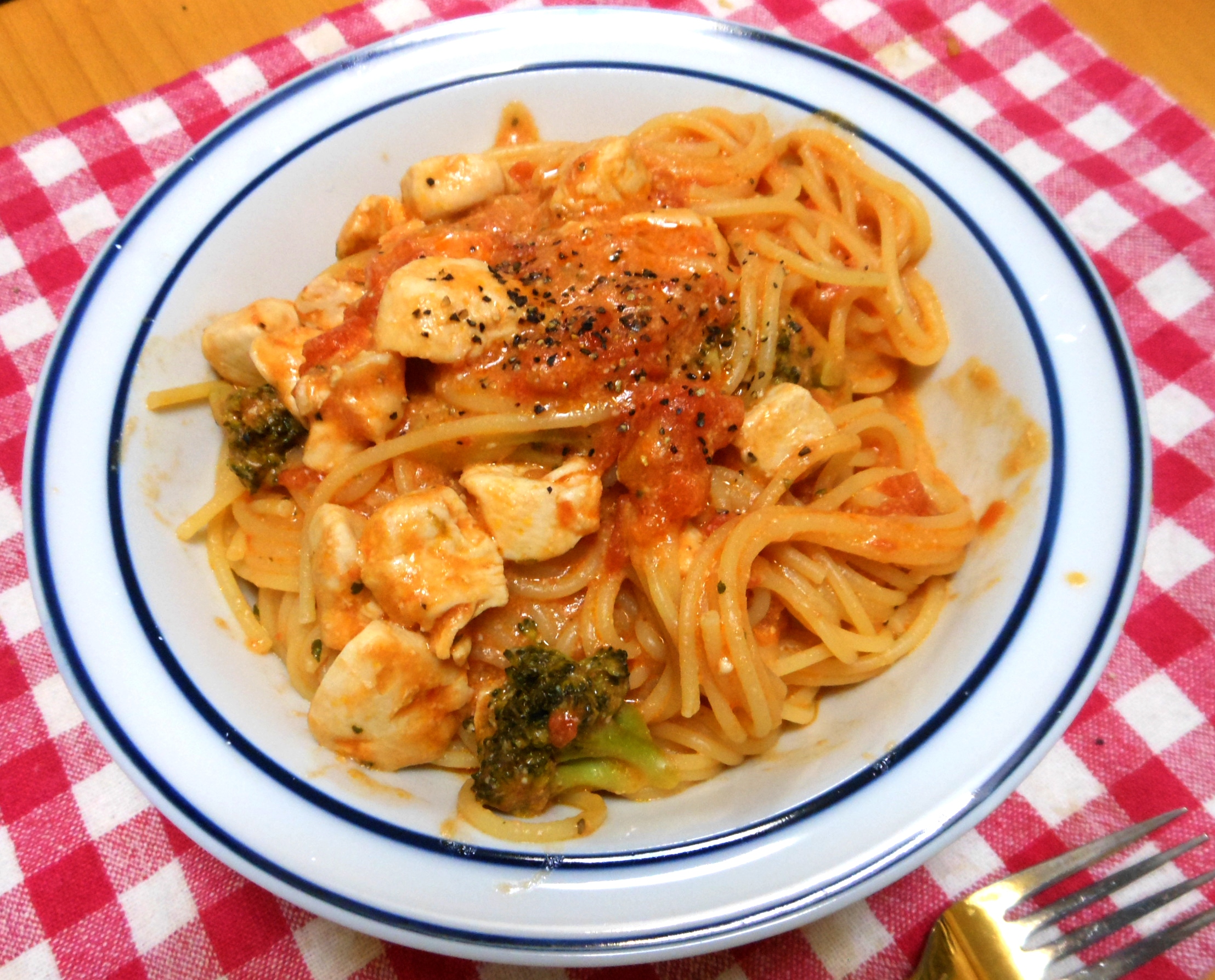 ブロッコリーと鳥のササミのトマトクリームパスタ 日々のパスタ
