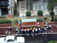 市役所方面へ向かう龍船