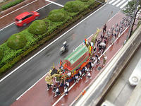 県庁へ向かう龍船