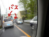 バスがひっきりなしに通ります
