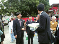 鯛をもらって笑顔の長崎市長