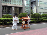 太鼓が行列の最後尾です