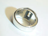 セインツデザインのカレッジリングスタイル、中心にはバケットカットのジルコニアをセット、サイドはシュルで覆われた落ち着いた雰囲気のリング。チャリティーシェルリング。SAINTS Design Charity Shell Ring