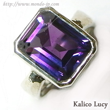 BIGBLACKMARIA(ビッグブラックマリア)/Kalico Lucy(カリコ ルーシー)の2012年10月新作kl057合成アレキサンドライトを使用したミステリアスなリング!石が無くなり次第廃盤です急げ!石の色の変化真上より。正規取扱店:関西圏大阪の拘りセレクトショップMondo(モンド) BIGBLACKMARIA ビッグブラックマリア Kalico Lucy カリコ ルーシー 2012年10月新作 kl057 合成アレキサンドライト Synthetic Alexandrite リング 指輪 限定品 シルバーアクセサリー メンズ レディース ユニセックス ドメスティック ブランド 東京